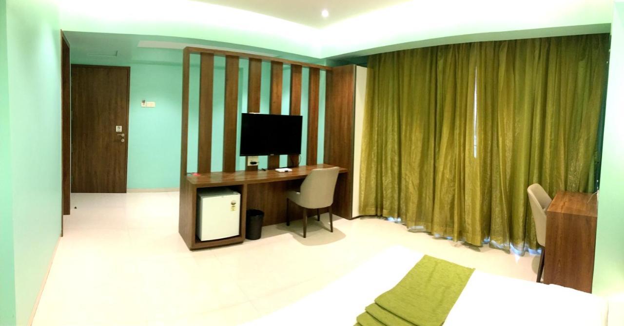נאווי מומבאי Hotel Seven Oaks מראה חיצוני תמונה