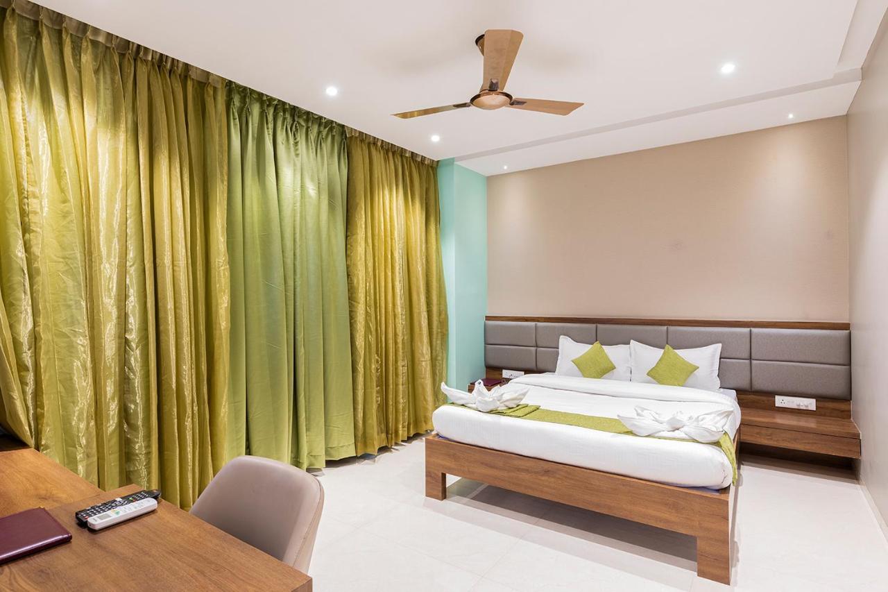 נאווי מומבאי Hotel Seven Oaks מראה חיצוני תמונה